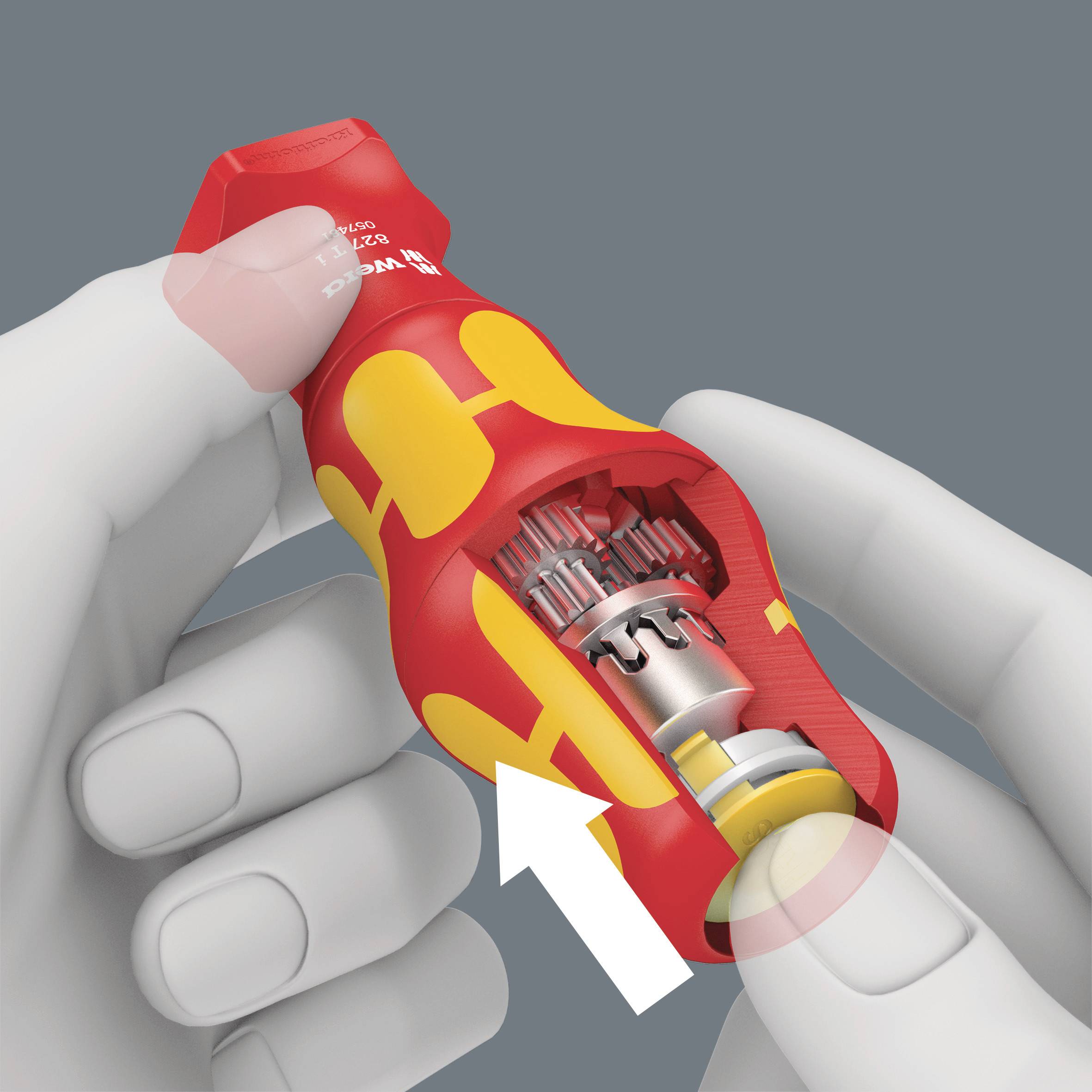 Ein Schraubendreher mit geöffneter Ansicht zeigt die Mechanik im Inneren, gehalten von einer Person mit weißen Handschuhen.