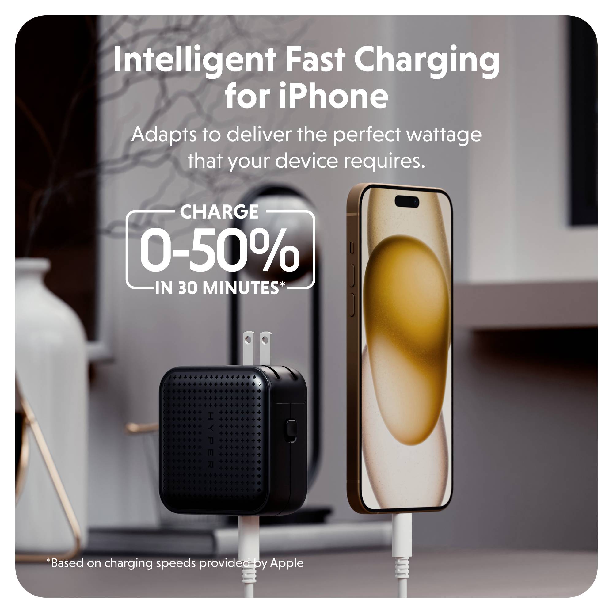 'Intelligent Fast Charging für iPhone' zeigt ein Ladegerät und iPhone. Text erklärt 0-50% Ladung in 30 Minuten und Anpassung an die erforderliche Leistung.