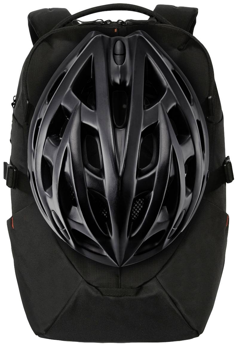 Ein schwarzer Fahrradhelm ist an einem schwarzen Rucksack befestigt.
