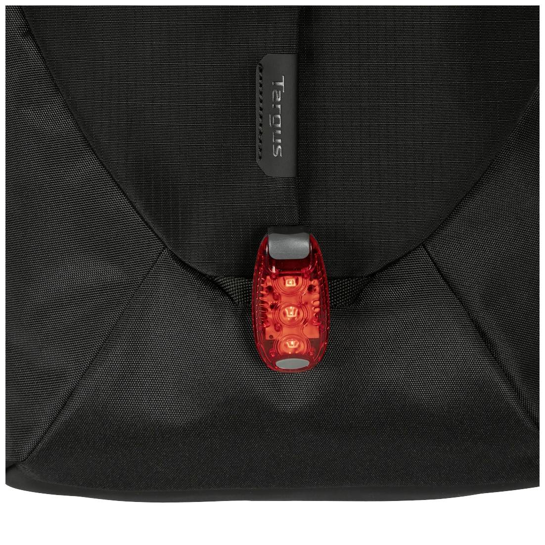 Ein schwarzer Rucksack mit einem leuchtend roten Sicherheitslicht, ideal für erhöhte Sichtbarkeit bei Dunkelheit oder schlechten Lichtverhältnissen.