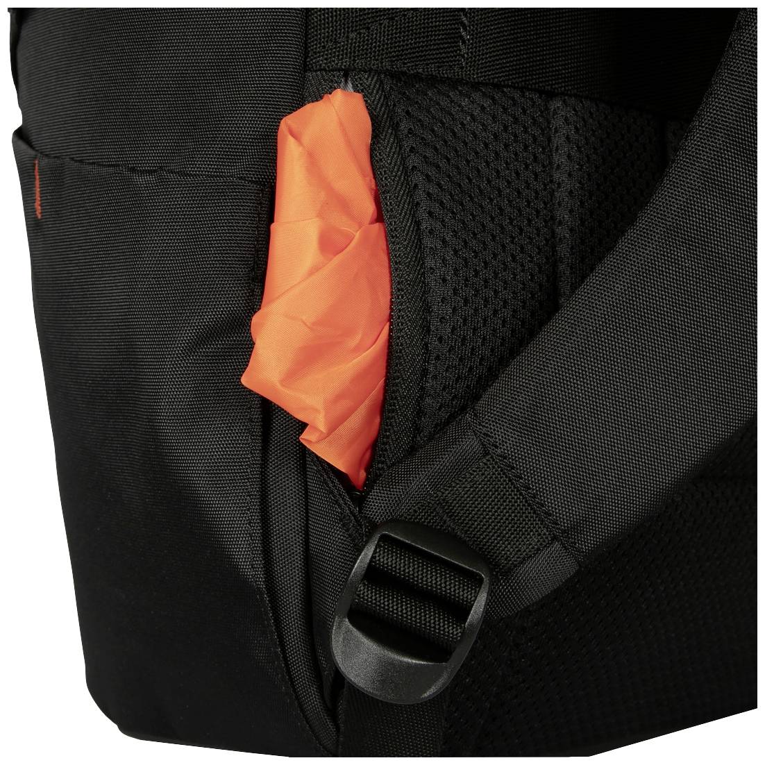 Ein schwarzer Rucksack mit einem D-Ring an einem der Träger. Eine leuchtend orangefarbene Jacke ragt aus der Seitentasche hervor.