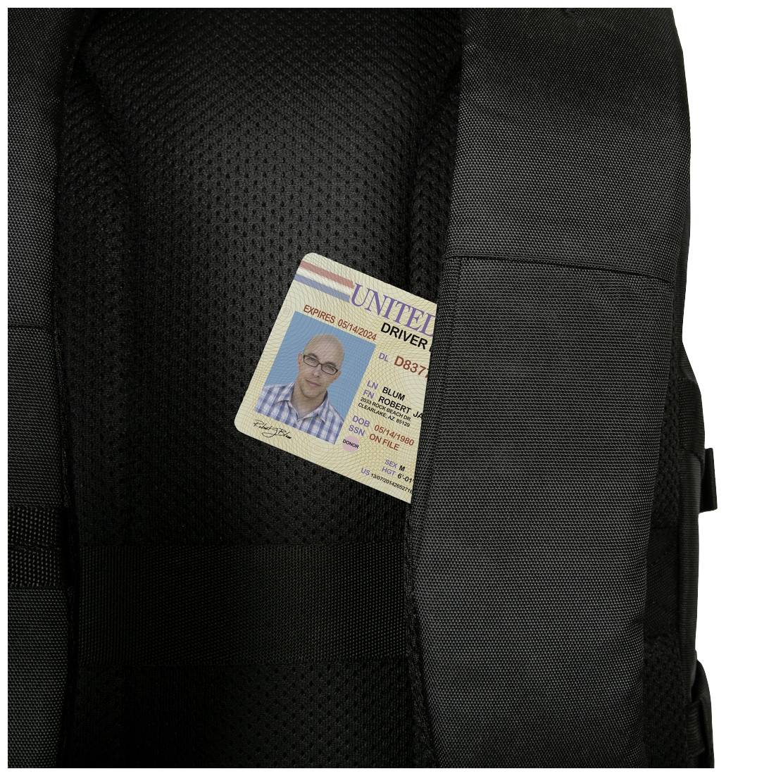 Ein Rucksack mit einem teilweise sichtbaren Ausweis in der Vordertasche. Der Ausweis zeigt eine Person und enthält Textdetails.