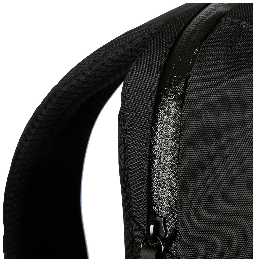 Ein schwarzer Rucksack mit einem Reißverschluss, Nahaufnahme des oberen Teils und Trageriemens.