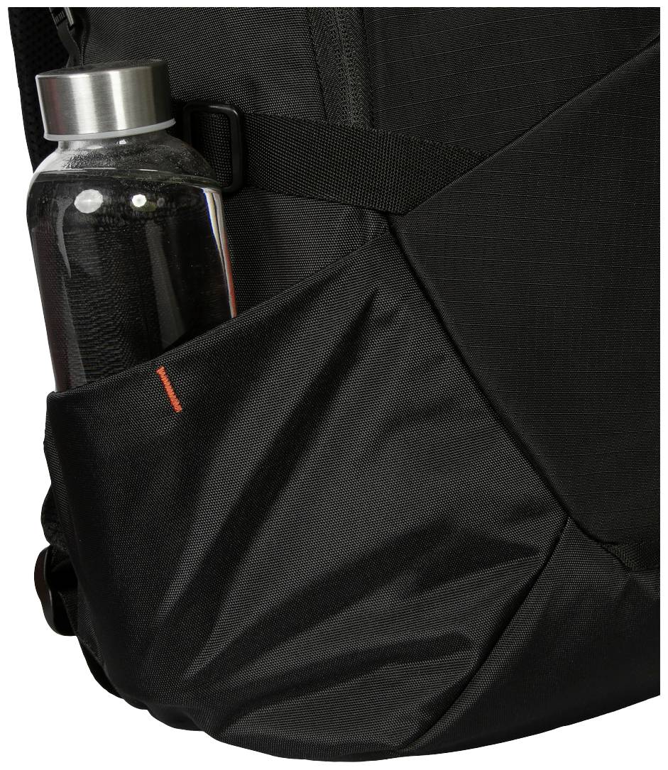Eine schwarze Tasche, die eine Wasserflasche in einem Seitenfach hält. Ideal zum Transportieren von Getränken unterwegs.