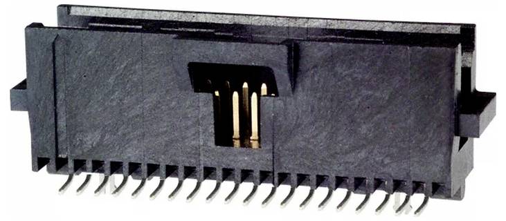 Eine Nahaufnahme eines Leiterplattensteckers mit vergoldeten Kontakten und einem schwarzen Gehäuse, verwendet für elektronische Verbindungen.