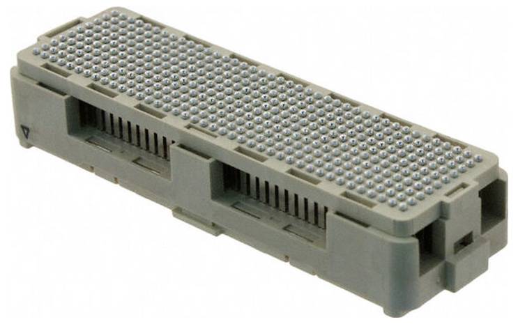 Eine rechteckige elektronische Komponente mit einem Gitter aus kleinen metallischen Steckern auf der Oberseite, wahrscheinlich für Schaltkreisverbindungen oder Datenübertragung verwendet.