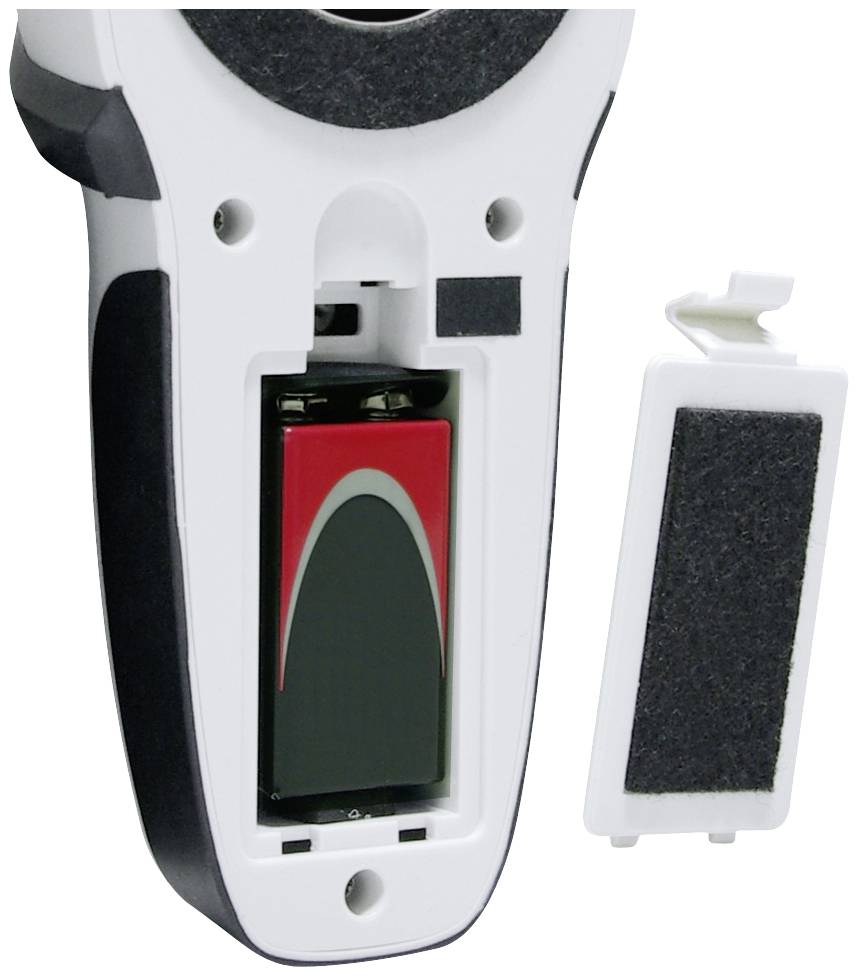 Eine Fernbedienung mit geöffnetem Batteriefach. Eine 9-Volt-Batterie ist eingesetzt. Der Deckel des Fachs ist daneben abgebildet.