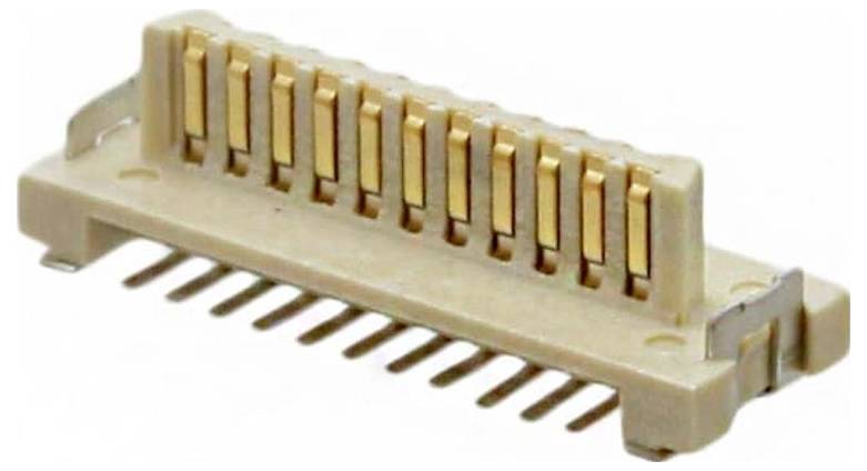 Nahaufnahme eines beige und gold farbenen elektronischen Steckers mit mehreren Kontakten, der häufig zum Verbinden von Komponenten in elektronischen Geräten verwendet wird.