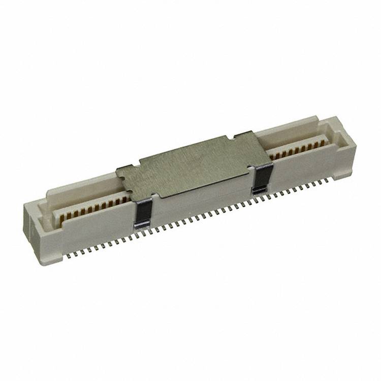 Ein weißer, rechteckiger elektronischer Stecker mit vergoldeten Kontakten und einer metallischen Klammer, die zum Befestigen von Kabeln oder Komponenten in elektronischen Geräten verwendet wird.