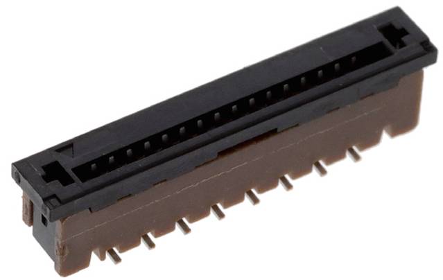 Eine Nahaufnahme eines braun-schwarzen Elektrosteckers, der Metallstifte zur Befestigung auf einer Leiterplatte zeigt und in elektronischen Geräten verwendet wird.