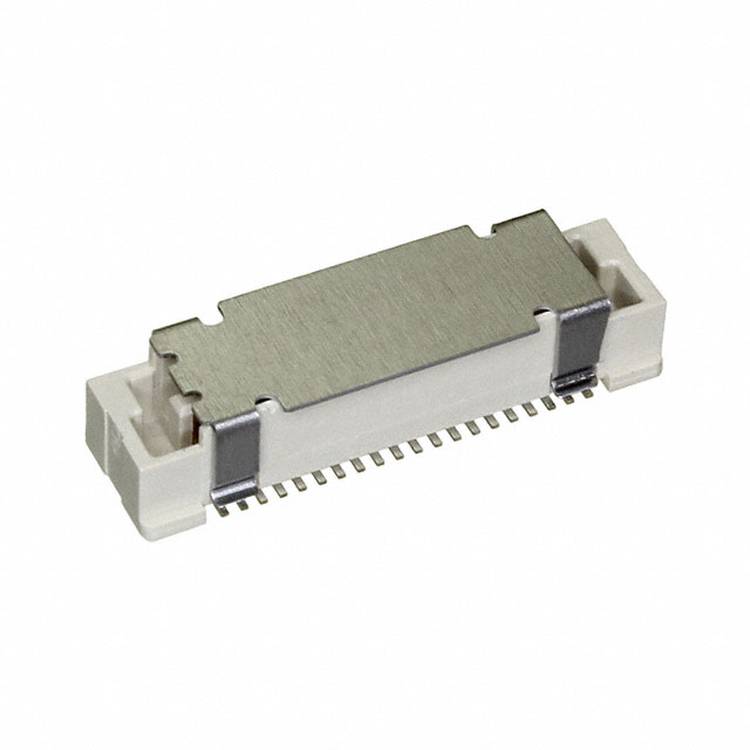 Eine Nahaufnahme eines rechteckigen elektronischen Steckers mit einer Metalloberseite und mehreren Stiften an den Seiten, der zum Verbinden von Schaltungskomponenten verwendet wird.