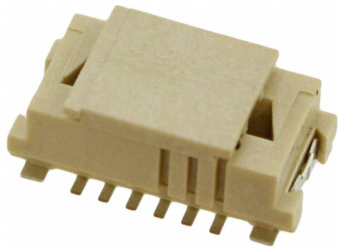 Ein beiger Micro-USB-Stecker mit mehreren Kontakten, der in elektronischen Geräten verwendet wird, von einer schrägen Draufsicht gezeigt.