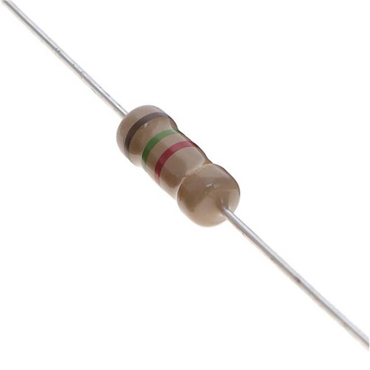 Ein brauner, zylindrischer elektronischer Widerstand mit Farbringen, die seinen Widerstandswert anzeigen, wird vor einem einfachen Hintergrund gezeigt.