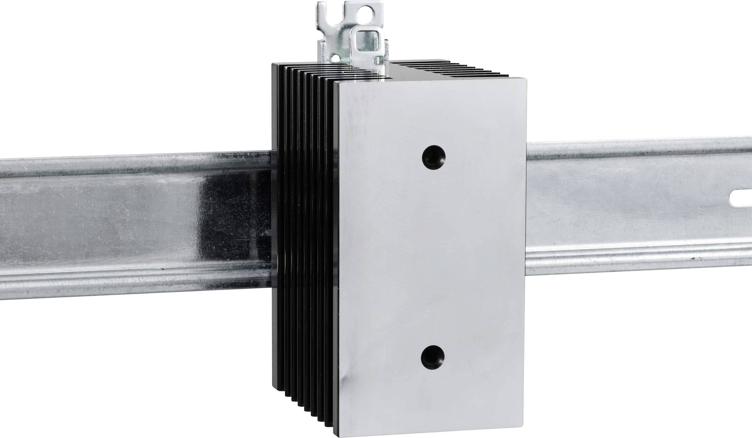 Ein rechteckiger Metallblock mit Rippen ist an einer Metallstange befestigt.