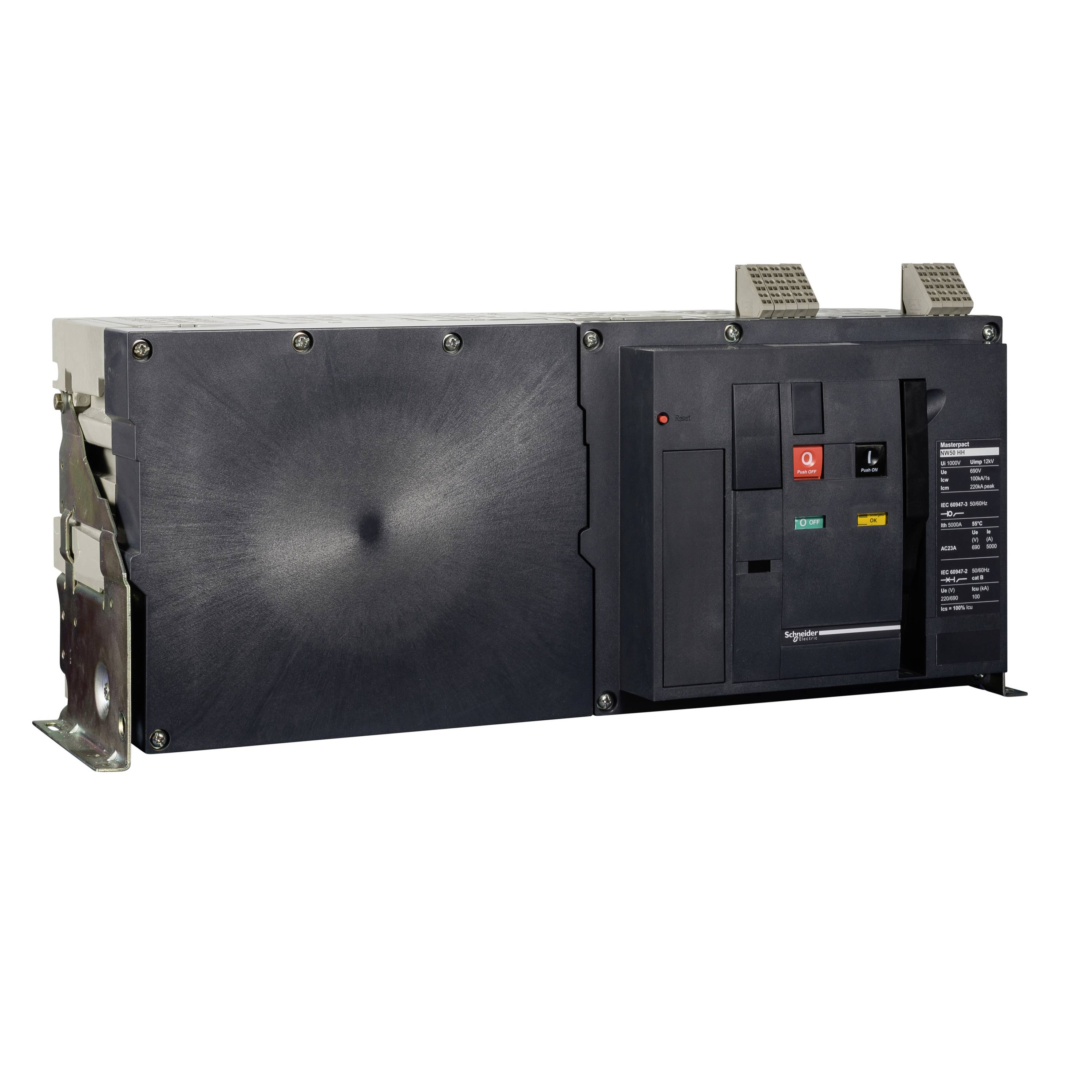 Ein schwarzer Leistungsschalter mit silbernen Schrauben und einem roten Schalter auf der Vorderseite.