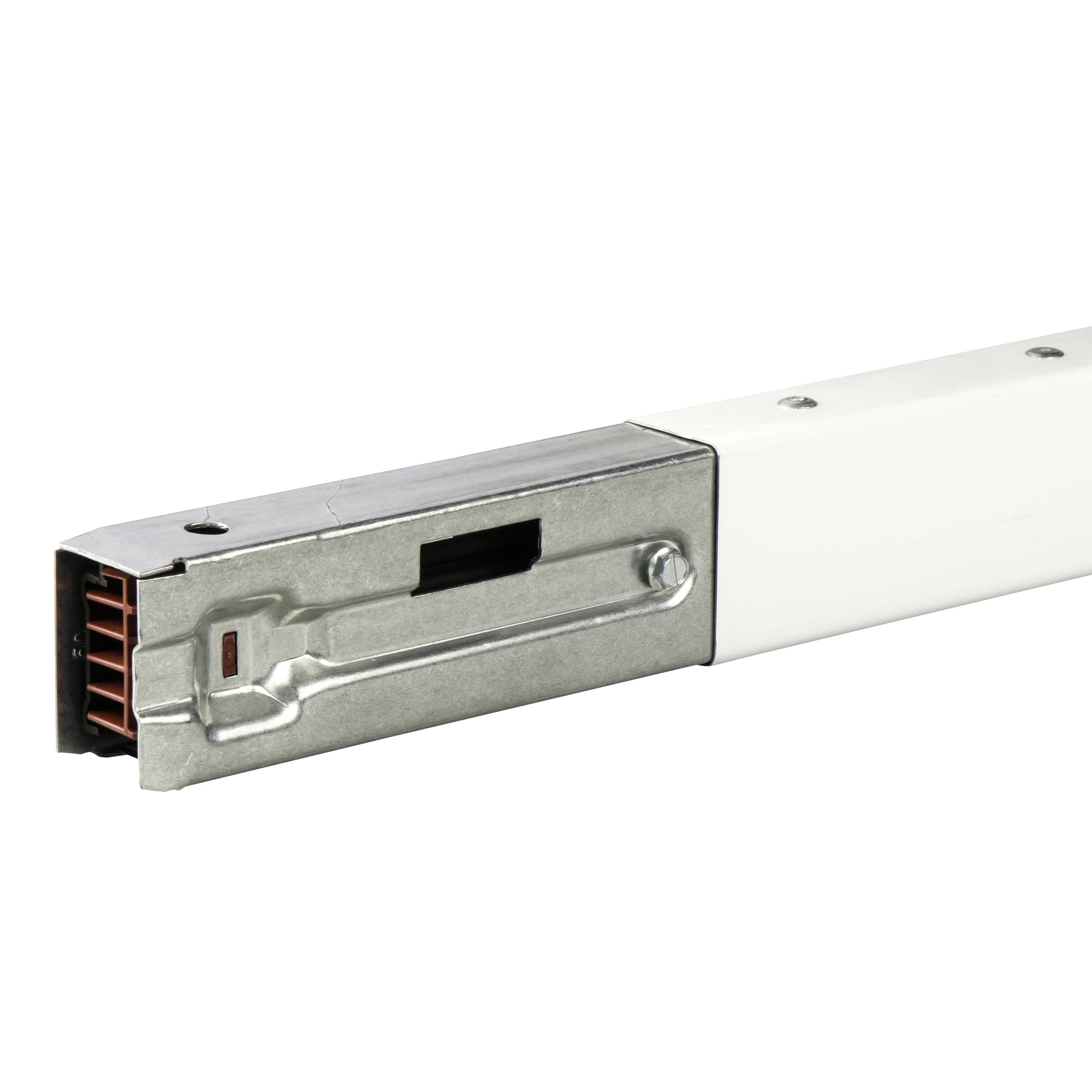 Ein Computernetzteil mit metallischem Gehäuse und schwarzem Lüfter. Es hat einen roten Anschluss auf der linken Seite.