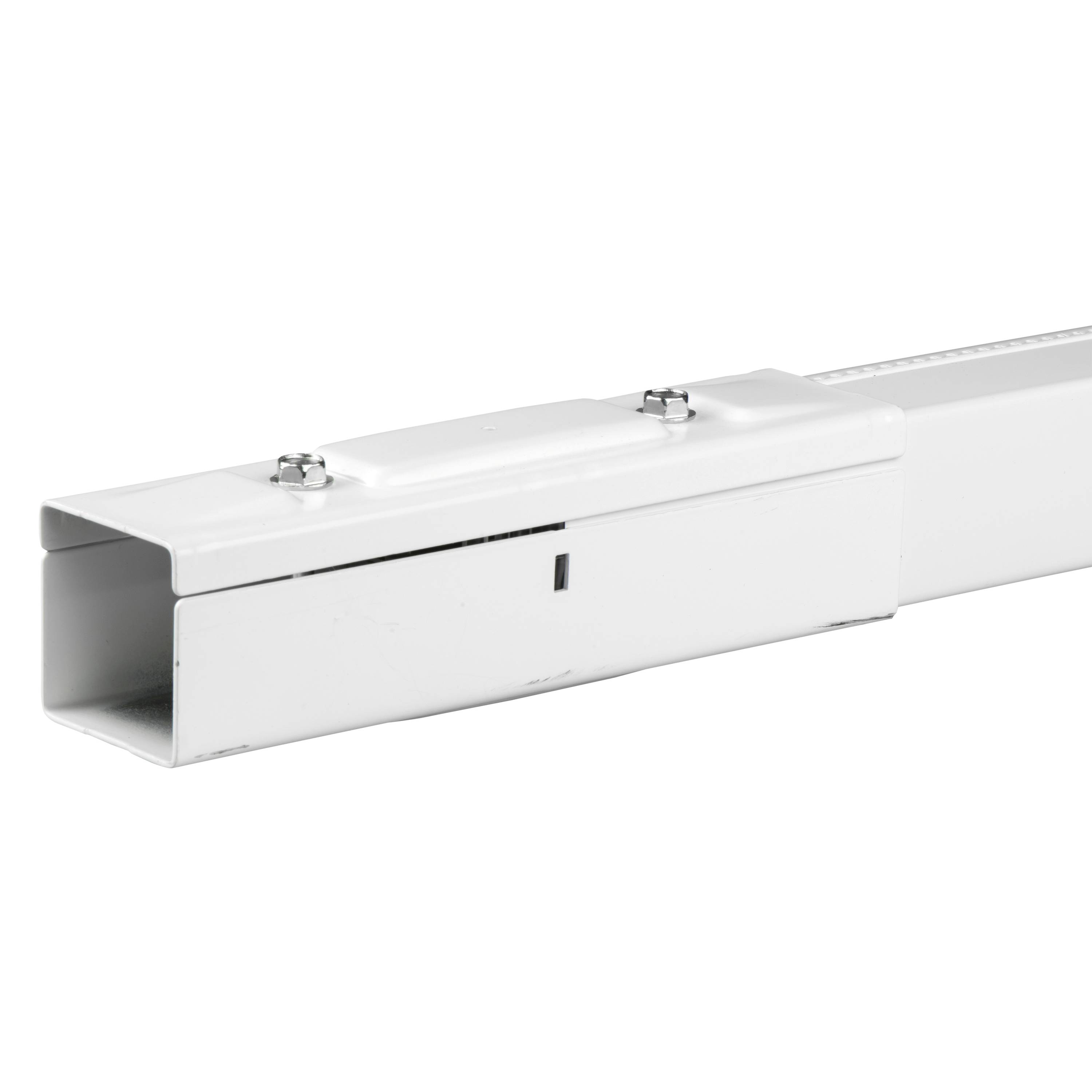 Eine weiße Aluminium-Schiene mit zwei Schlitzöffnungen und Befestigungsschrauben, verwendet für Montage- oder Schienensysteme.