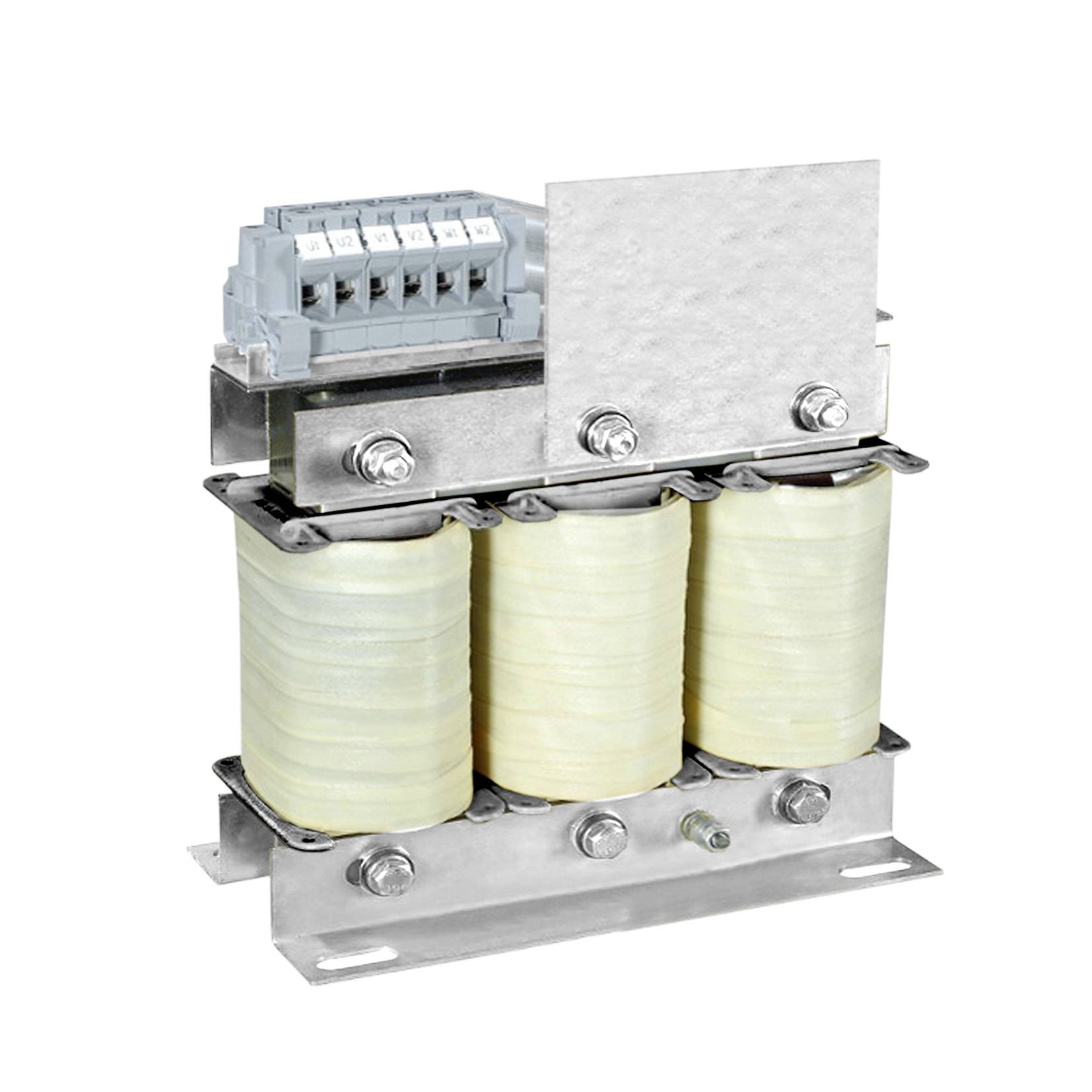 Dreiphasiger Transformator mit drei zylindrischen Spulen in Reihe, befestigt auf einer Metallplatte. Elektrische Anschlüsse oben.