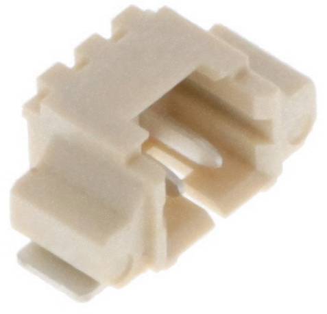 Ein weißer elektrischer Stecker mit mehreren metallischen Stiften, der für elektronische Schaltungsverbindungen verwendet wird.