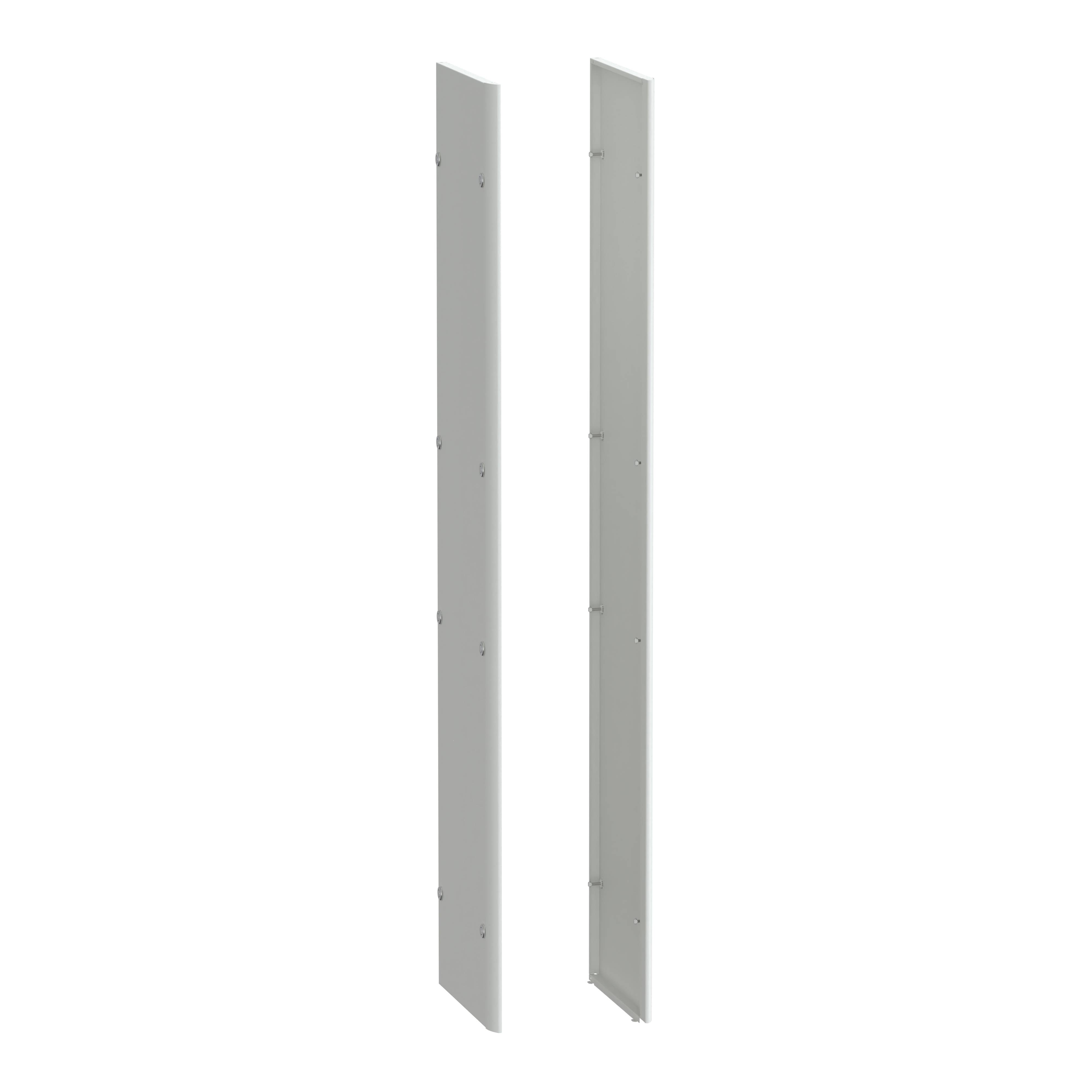 Zwei vertikale graue Metallplatten, jeweils mit mehreren Schrauben befestigt. Sie sind identisch und stehen parallel zueinander.