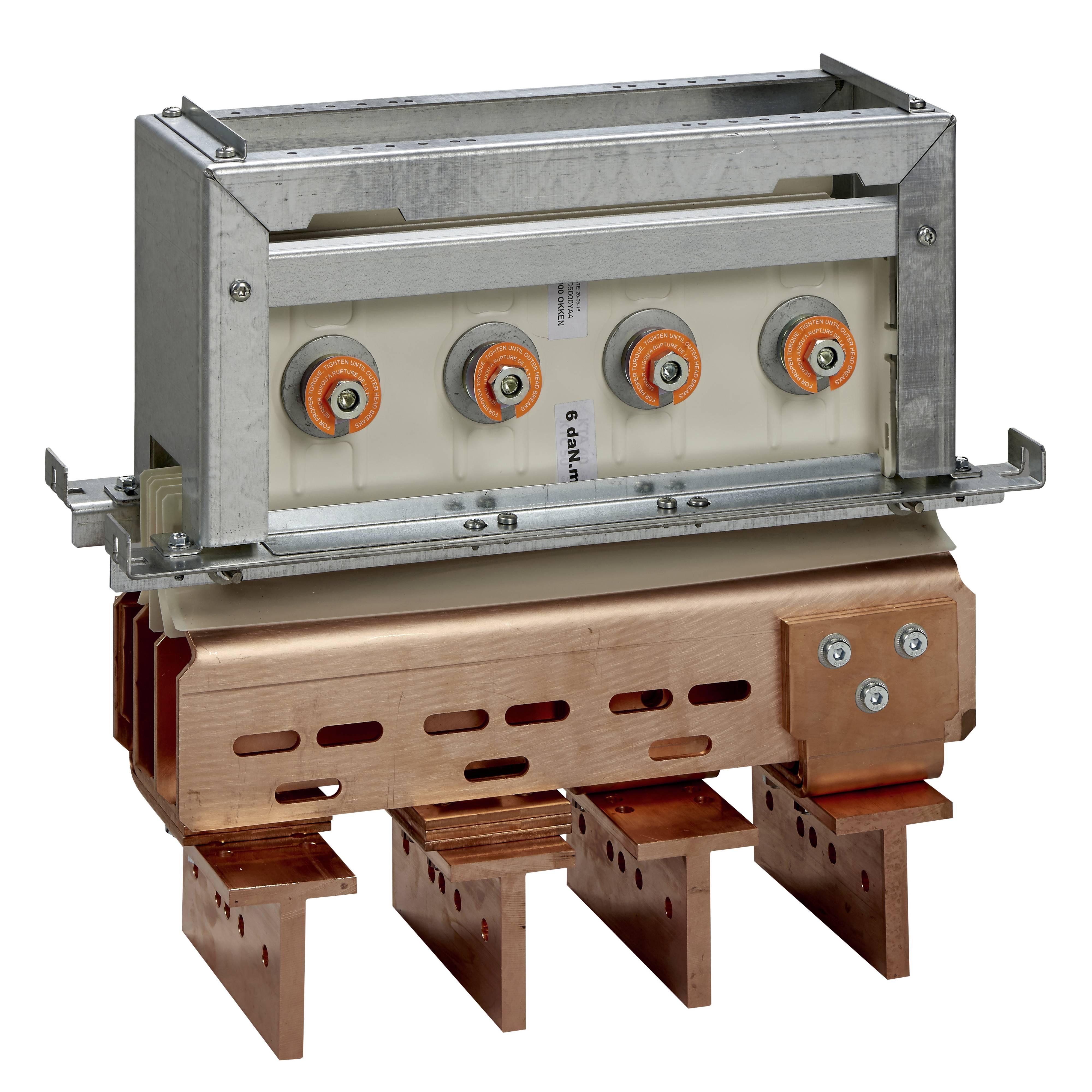 Elektrischer Isolationstransformator mit Kupferanschlüssen und orangefarbenen Isolatoren, geeignet für industrielle Anwendungen.