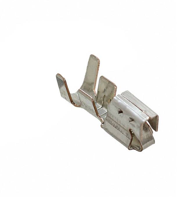 Ein Metallclip-Stecker mit mehreren Kontakten und einer rechteckigen Basis, verwendet für elektrische oder mechanische Verbindungen.