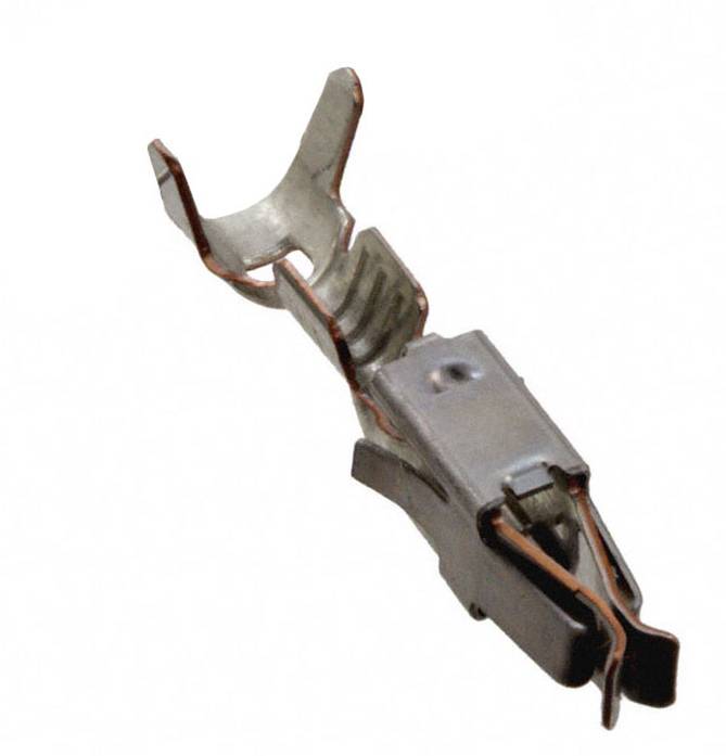 Eine Nahaufnahme eines metallischen elektrischen Anschlussconnectors, der seine Stifte und den Crimpbereich zum Befestigen von Drähten zeigt.