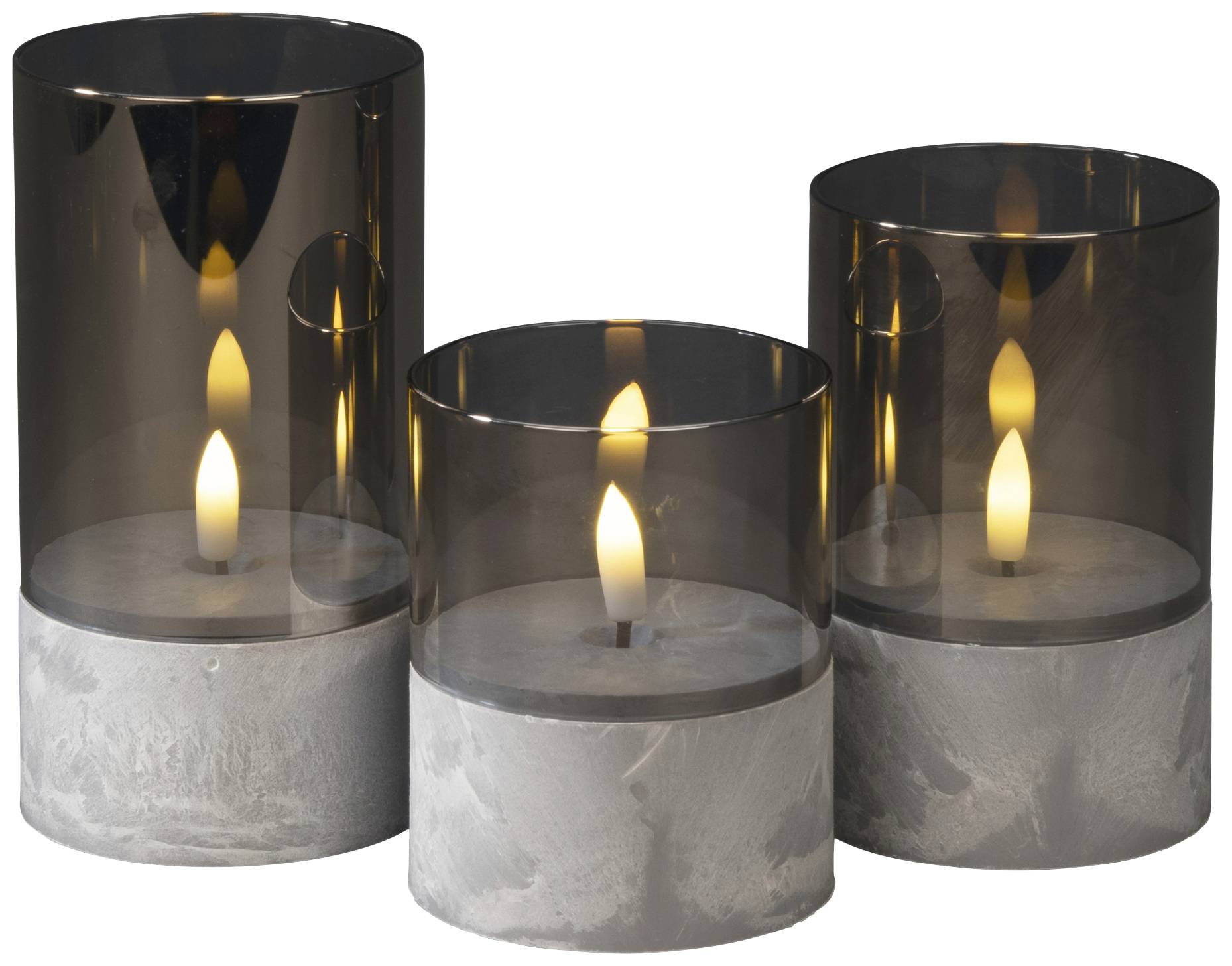 Drei dekorative Kerzen mit grauem Glasschirm und Betonfuß. Flammen brennen ruhig und gleichmäßig, erzeugen eine gemütliche Atmosphäre.