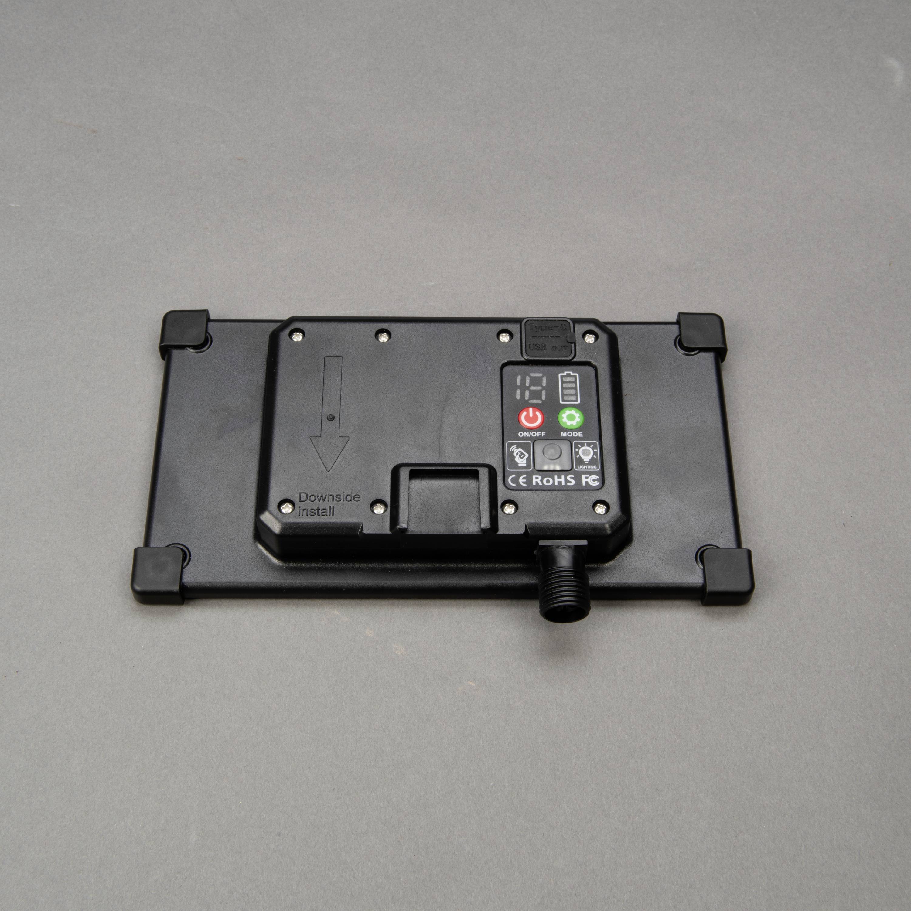 Schwarzes digitales Steuergerät auf grauem Hintergrund mit LED-Anzeige, Tasten und Pfeil, der nach unten zeigt. Beschriftung 'Downside install'.