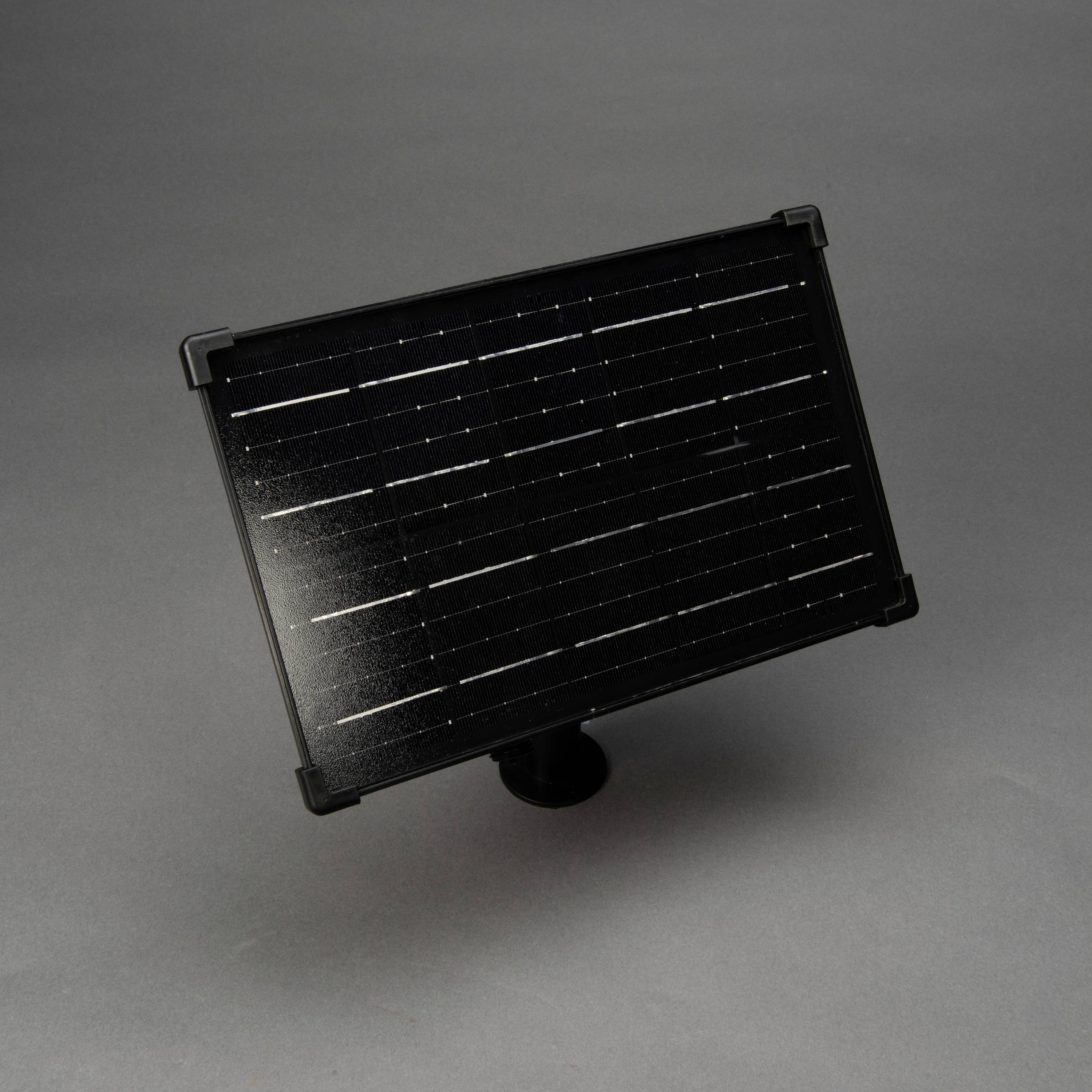 Ein schwarzes Solarpanel mit einem Ständer, vor grauem Hintergrund.