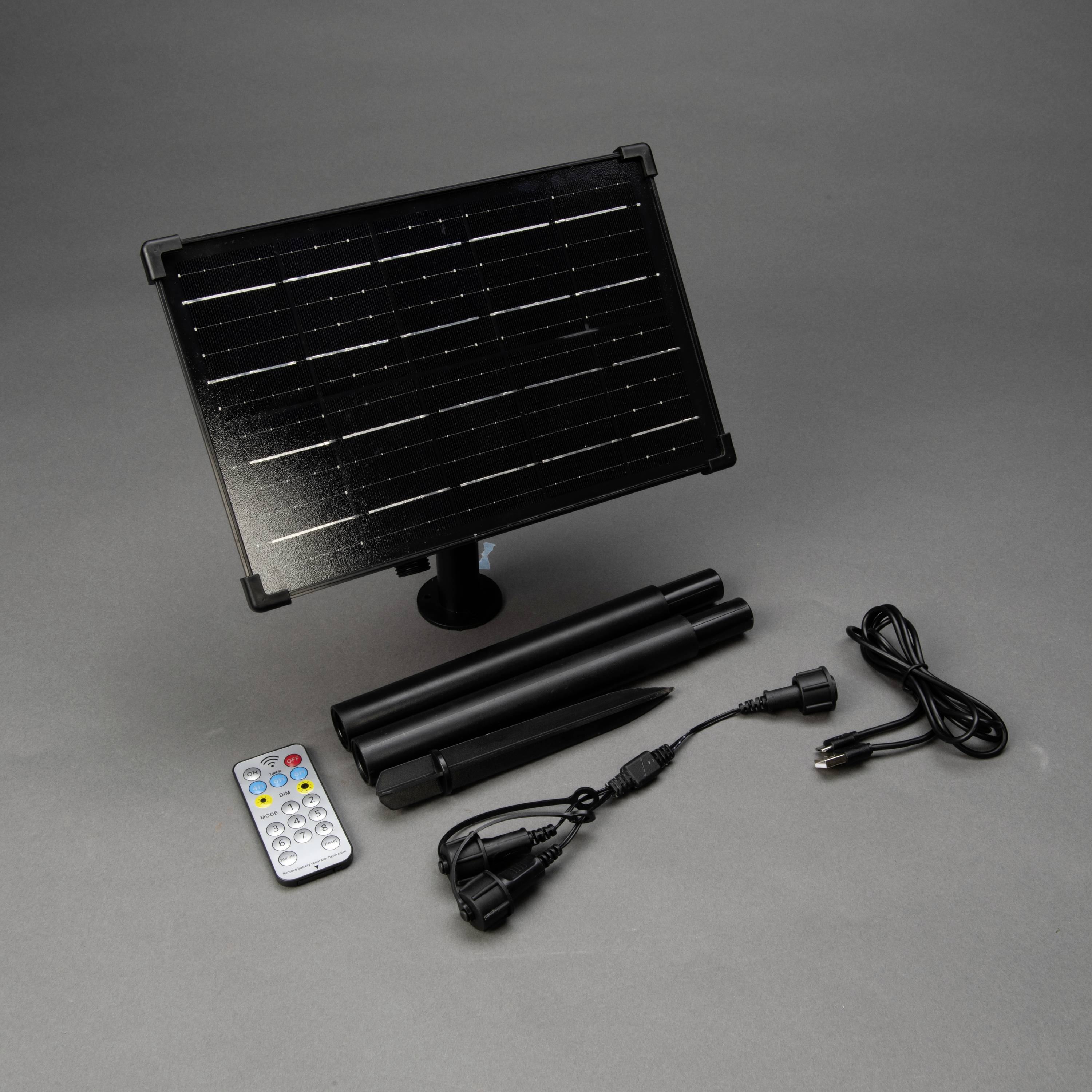 Solarpanel-Kit mit Monitor, Fernbedienung, Ständer, Kabel und Steckern für den Einsatz in tragbaren Solarsystemen.