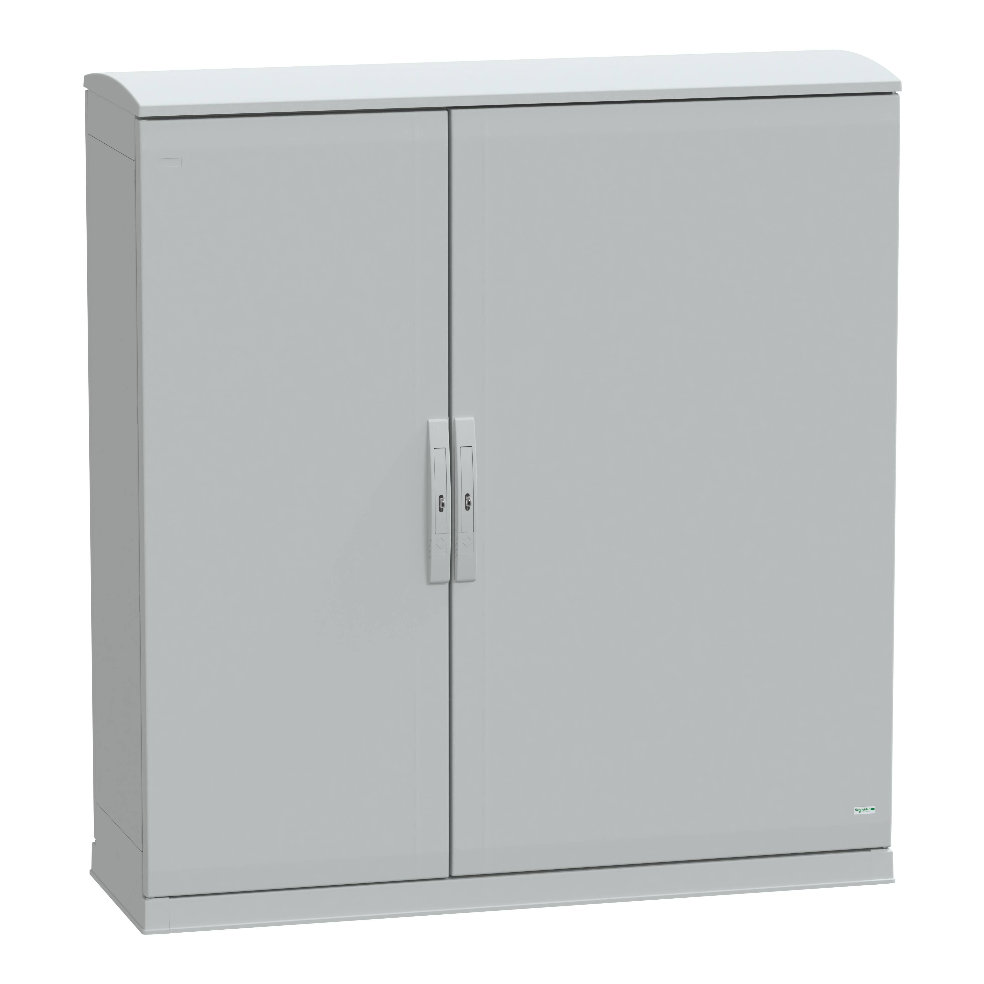 Ein grauer Metallschrank mit zwei Türen und einem Griff in der Mitte. Der Schrank steht aufrecht vor einem weißen Hintergrund.