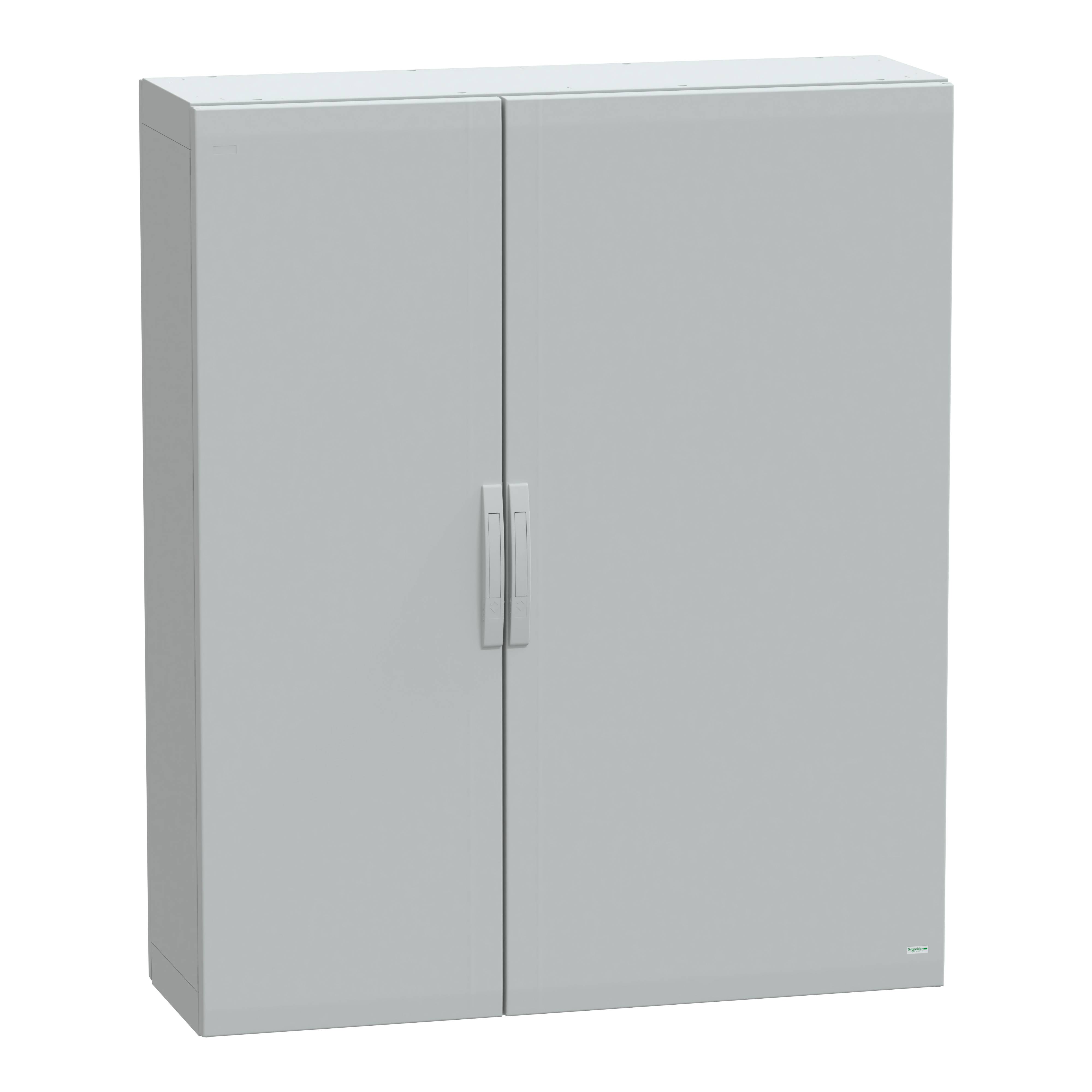 Ein grauer Metallschrank mit zwei Türen und einem Griff in der Mitte. Der Schrank ist geschlossen und steht frei.