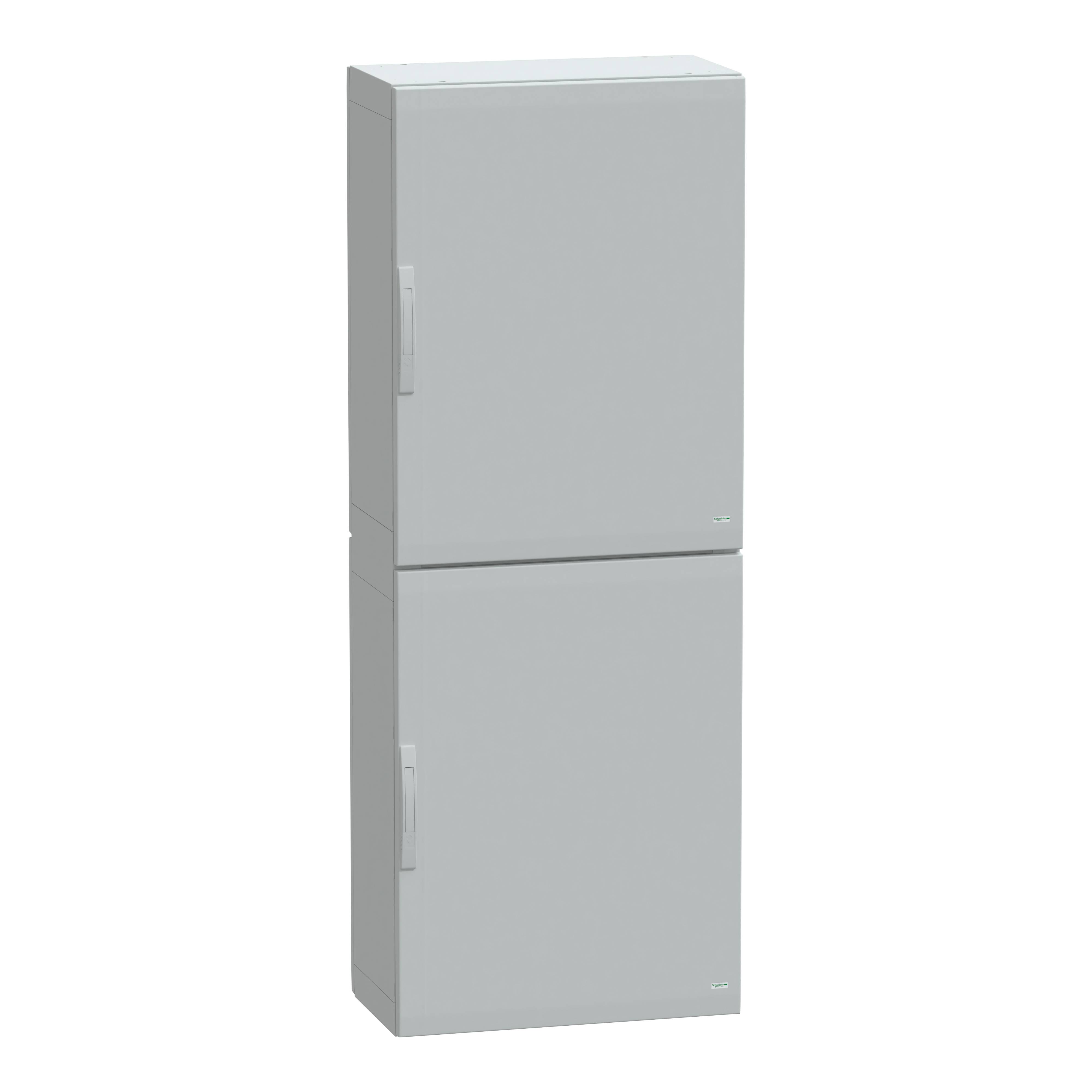 Ein grauer, zweiflügeliger Kühlschrank steht geschlossen.