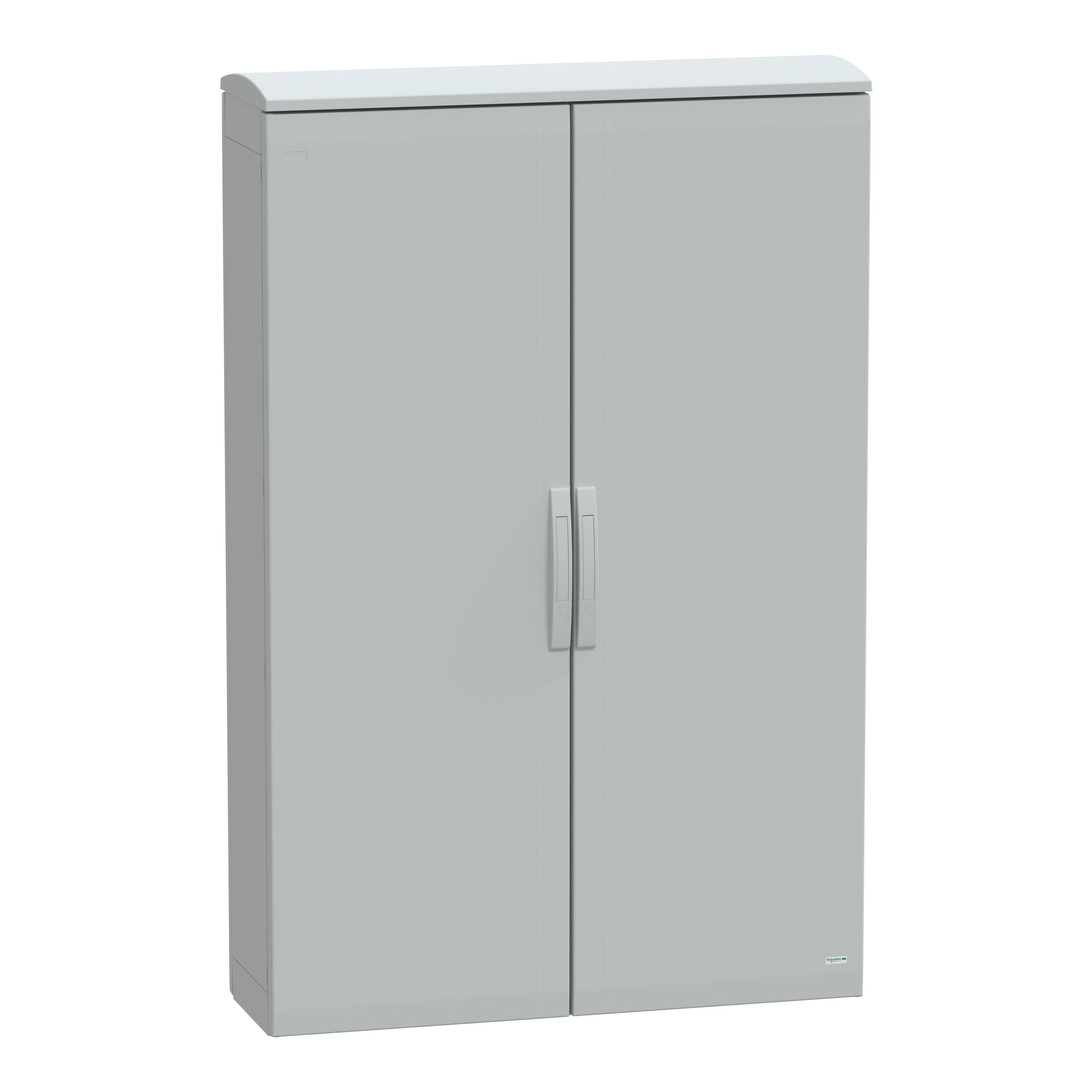 Ein grauer Metallschrank mit zwei Türen und einem Griff in der Mitte steht vor weißem Hintergrund.