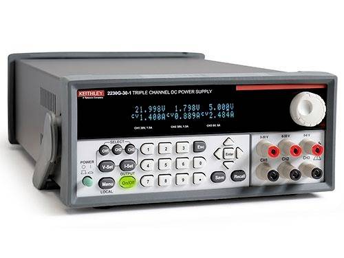 Labornetzteil mit digitalem Display zeigt Spannungen und Ströme. Drei Kanäle mit Tasten zur Steuerung. Modell 'Keithley 2230G-30-1'.