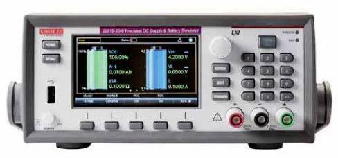 Ein Laborinstrument mit Display zeigt Batterietests an, einschließlich Volt- und Ampere-Anzeigen. Tasten und Drehregler zur Bedienung.