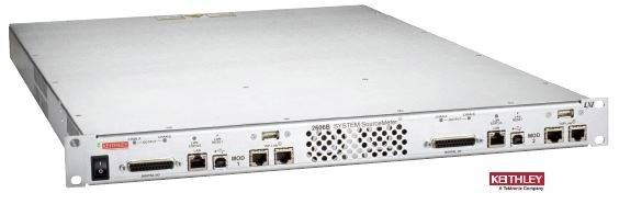 Ein flaches, rechteckiges elektronisches Gerät mit mehreren Anschlussports an der Vorderseite ist auf einer weißen Oberfläche abgebildet.