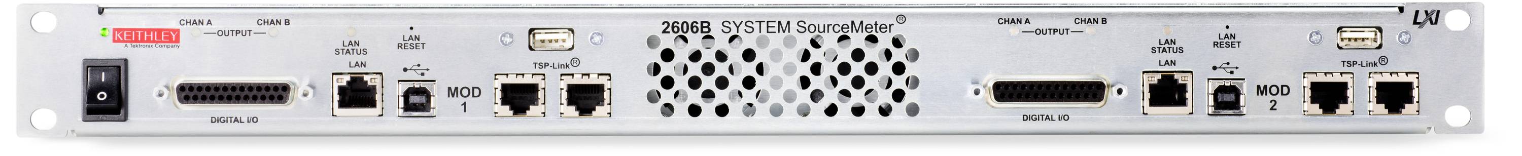 Ein silbernes Rackmount-Gerät mit mehreren Anschlüssen, darunter USB- und Netzwerkanschlüsse, und Lüftungsschlitzen in der Mitte.