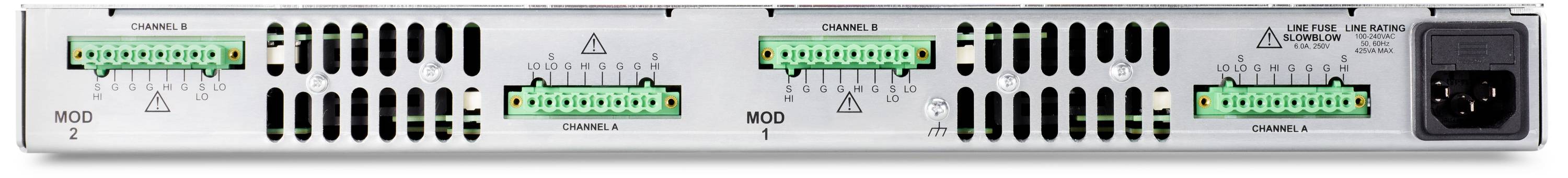 Ein rückseitiges Ansichtsbild eines elektronischen Geräts mit mehreren grünen Steckverbindungen und Beschriftungen für Kanäle.