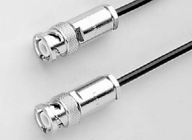 Zwei silberne BNC-Stecker an schwarzen Kabeln, auf weißem Hintergrund. Diese werden häufig in Video- und Netzwerktechnologien verwendet.