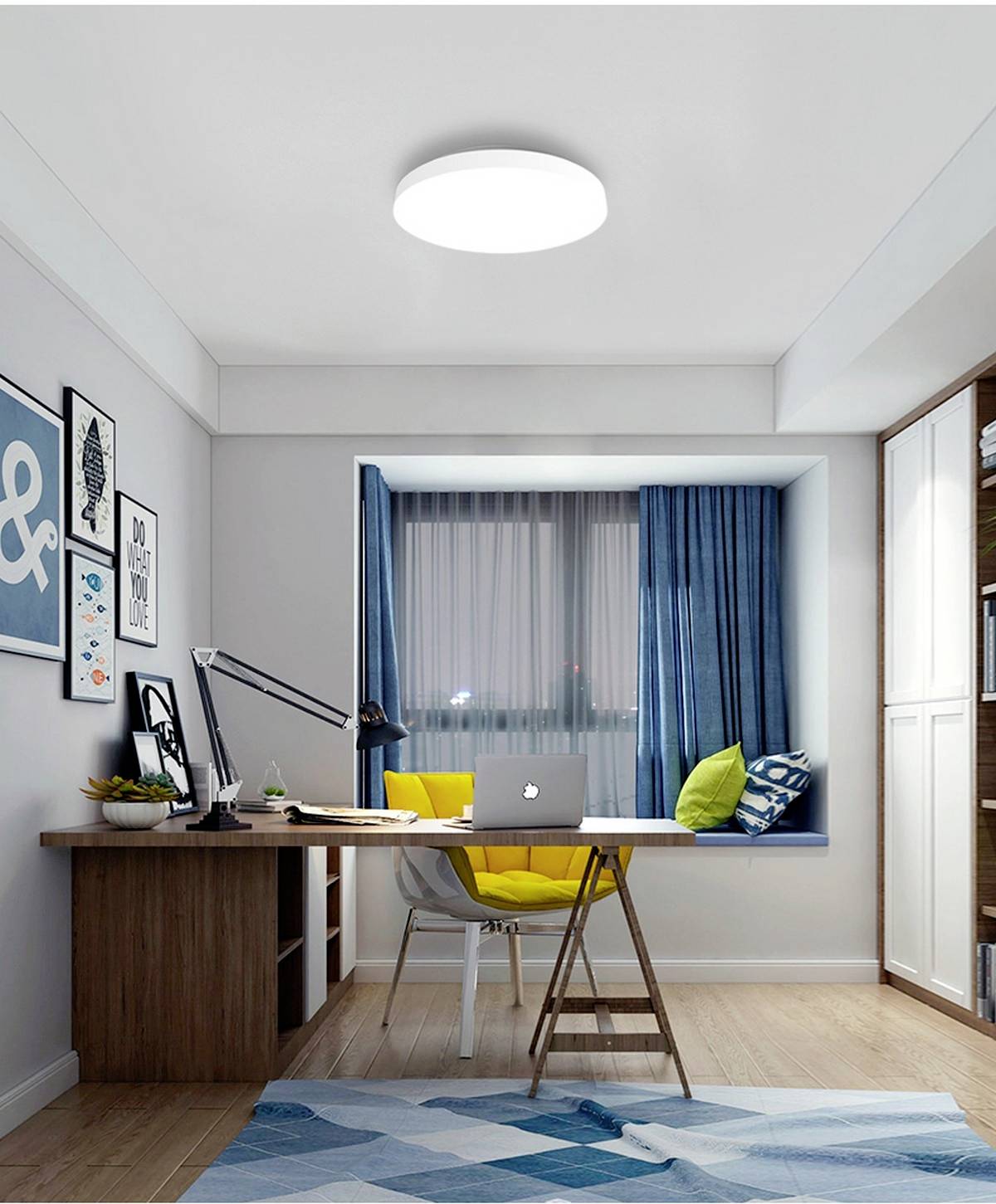 Helles, modernes Büro mit Holzschreibtisch, Laptop, gelbem und weißem Stuhl, blauen Vorhängen und dekorativen Postern an der Wand.