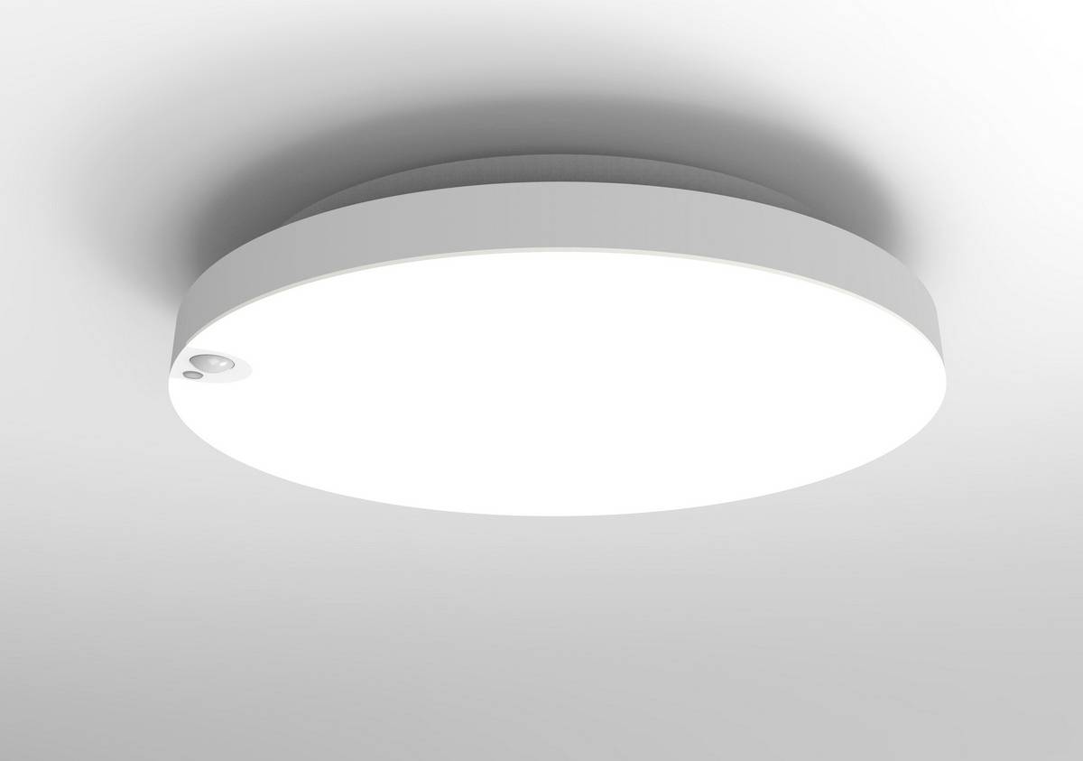 Runde, flache Deckenleuchte mit schlichter, moderner Gestaltung. Helle, gleichmäßige Ausleuchtung, geeignet für Wohn- oder Büroräume.