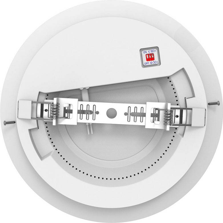 Runder Deckenlautsprecher in Weiß, mit Schalterpositionen 'ON', 'OFF', und '6' auf blauem Aufkleber. Schraubmontage sichtbar.