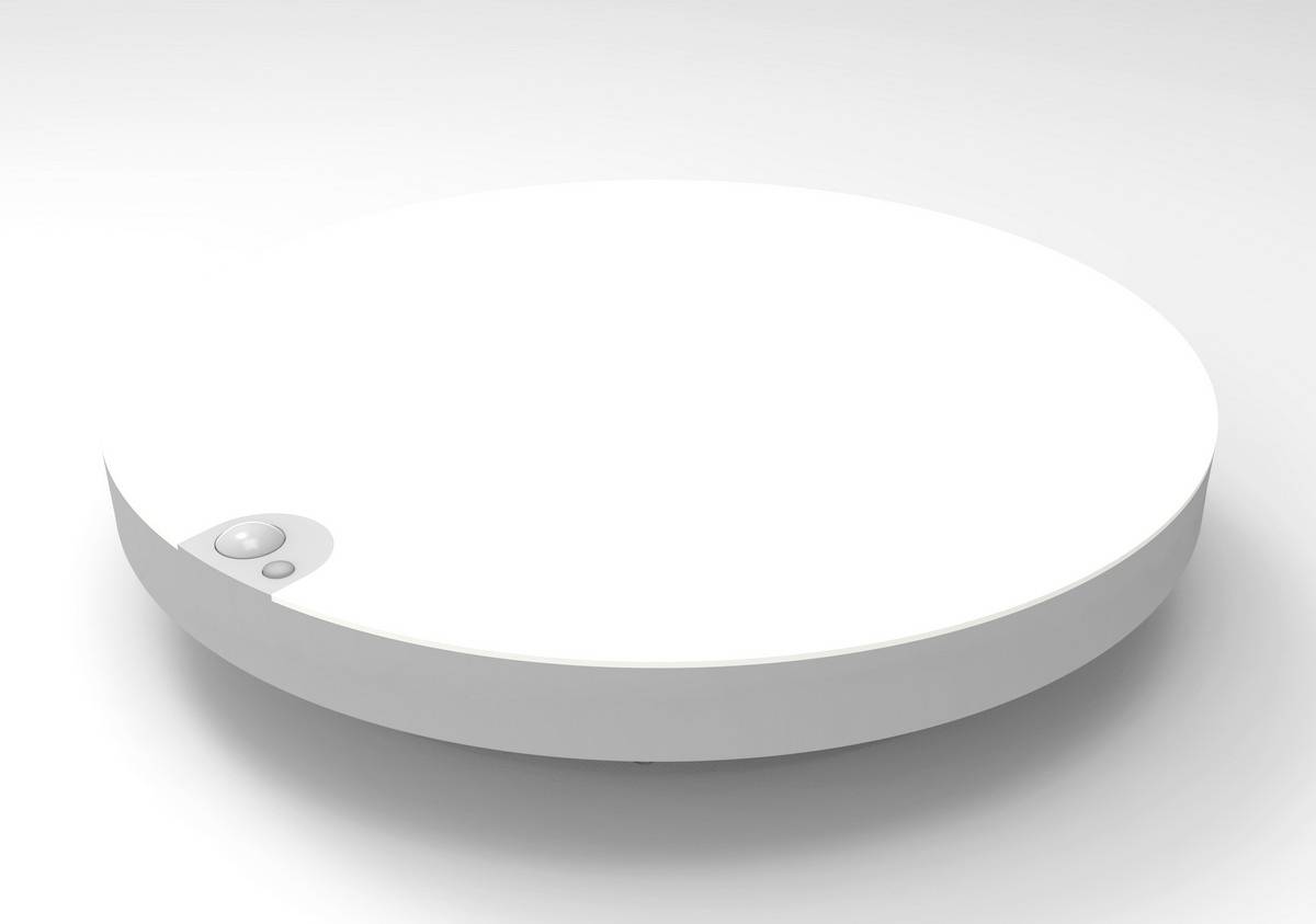 Ein weißer, runder, flacher Rauchmelder auf einer weißen Oberfläche, mit einer Taste an seiner Seite.