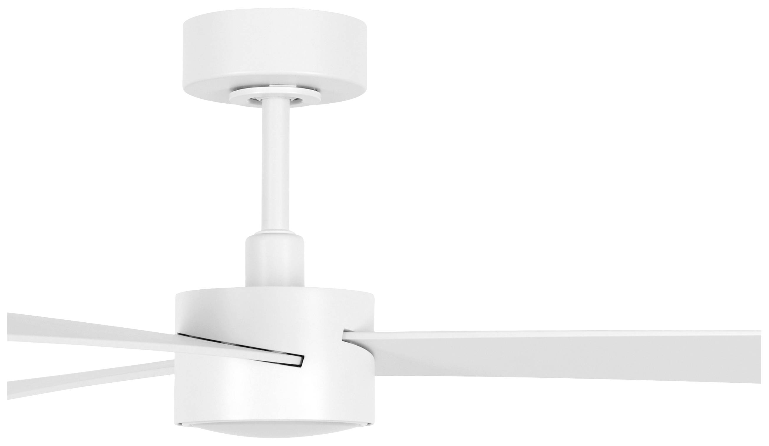 Ein moderner, weißer Deckenventilator mit drei Rotorblättern. Er ist minimalistisch gestaltet und an einer kurzen Stange montiert.