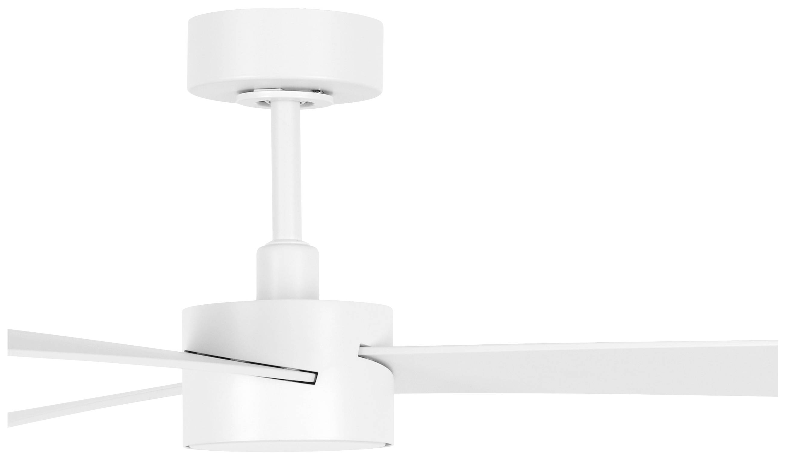 Ein weißer Deckenventilator mit drei Flügeln, montiert an einer Decke. Modernes Design, geeignet für Wohnräume.