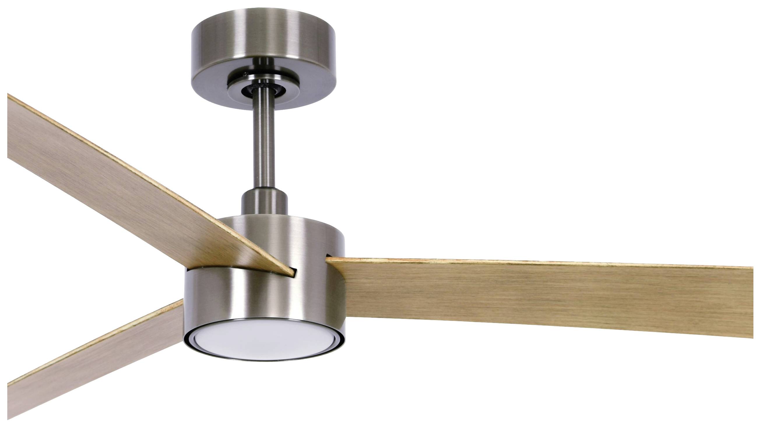 Ein moderner Deckenventilator mit drei flachen Holzblättern und einem Metallgehäuse, zeigt eine Mischung aus Holz und Metall.