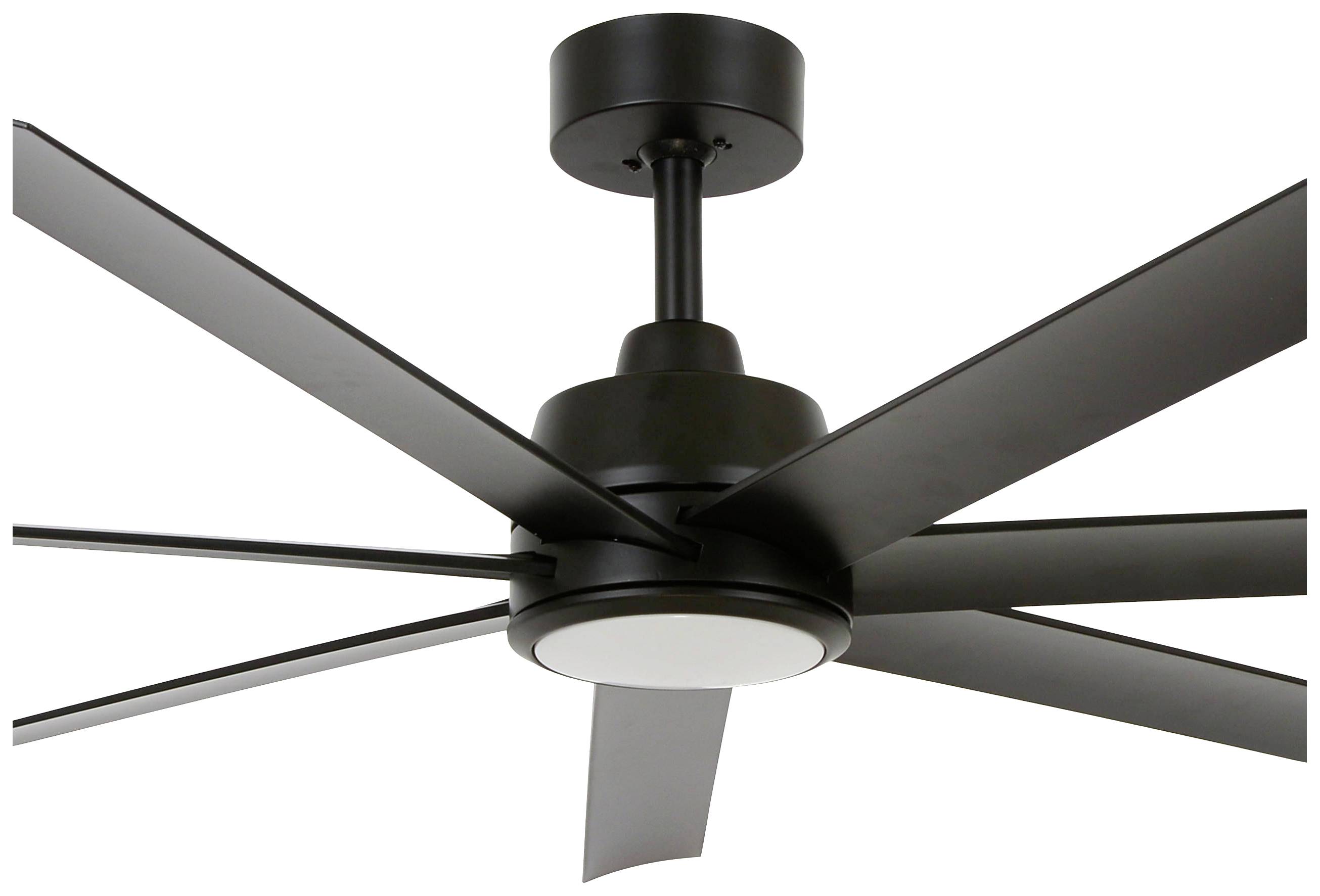 Deckenventilator mit sechs schwarzen Flügeln und zentralem Licht in modernem Design, montiert an einer kurzen Deckenstange.