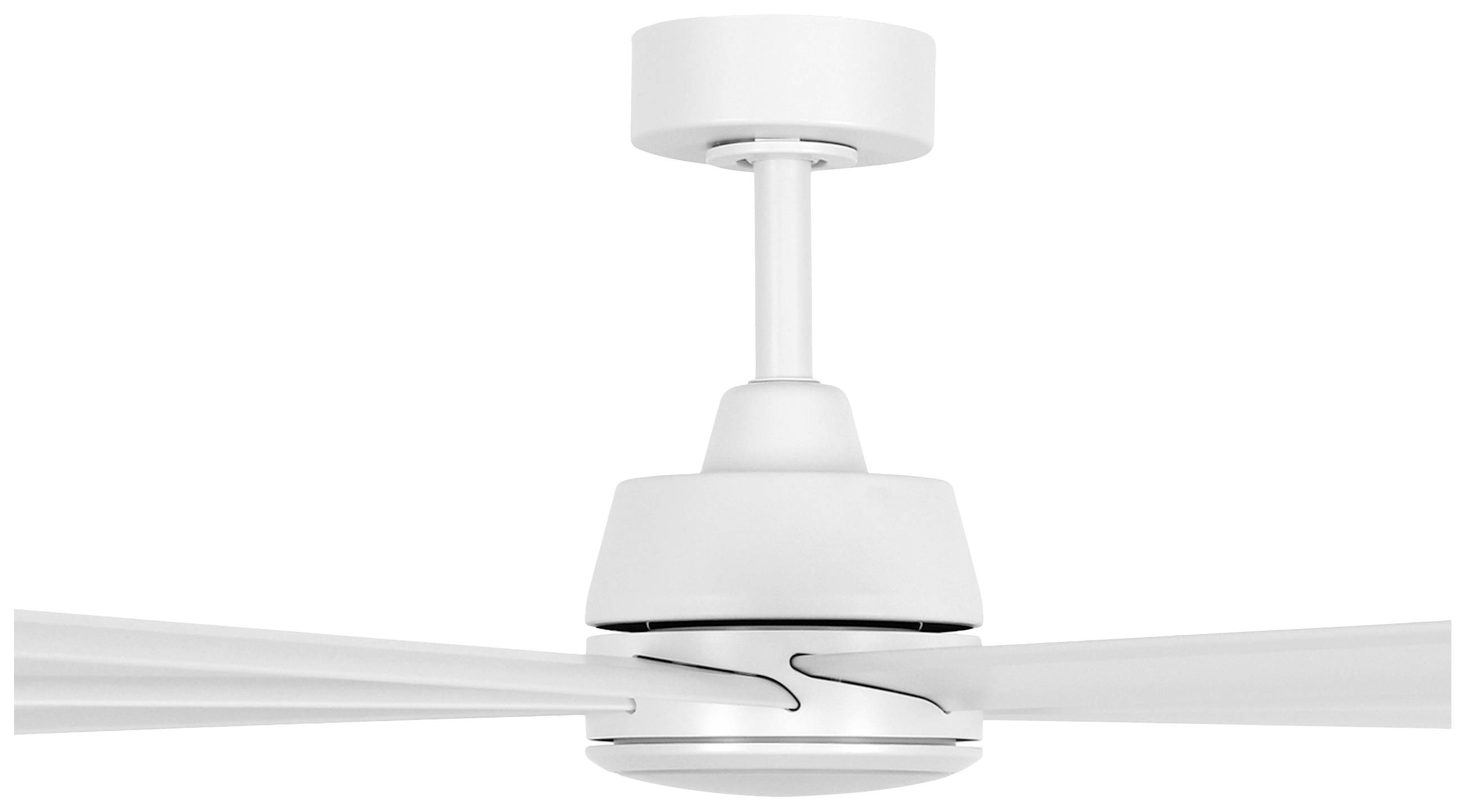Weißer Deckenventilator mit drei Flügeln, modernem Design und zentralem Motor, montiert an einer kurzen Stange.